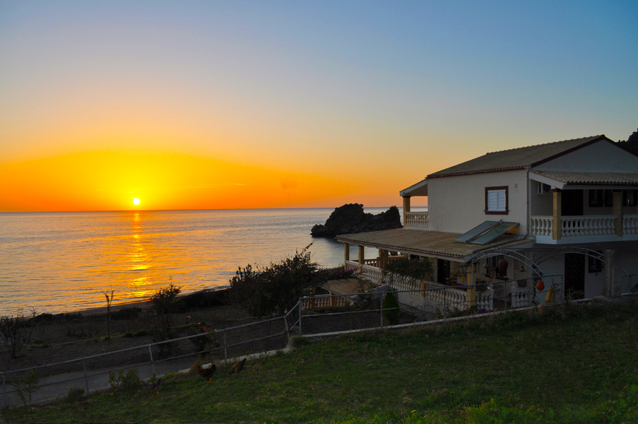 Sonnenuntergang-StrandHaus-Tolis